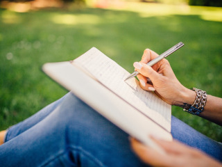 Scris cu inclinare spre stanga