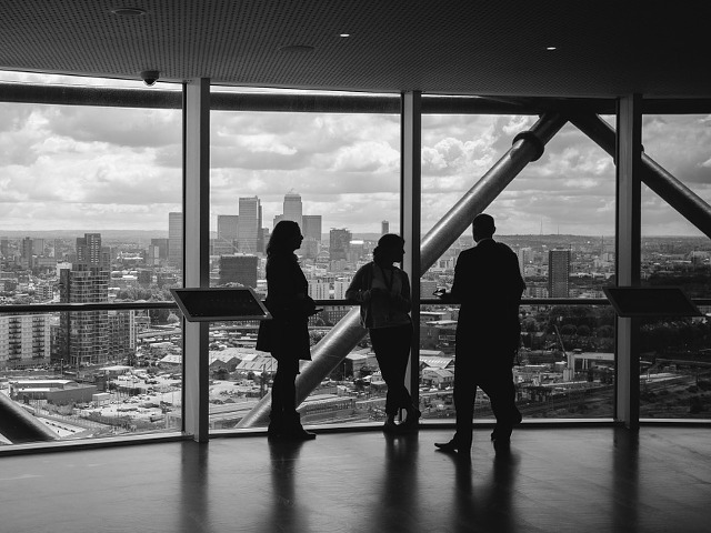 Cand suntem interesati de o persoana ne plasam pozitia picioarelor catre aceasta