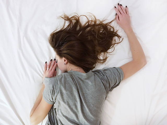 Dormitul cu fata pe perna