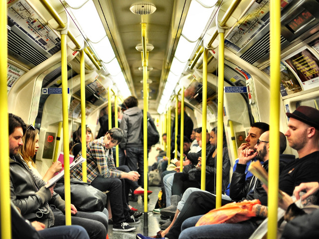 Nu te uita insistent la oameni in mijloacele de transport in comun