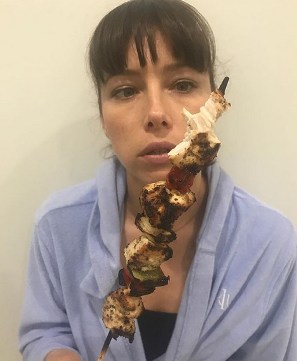 Este imposibil sa te plictisesti alaturi de ea. Este de ajuns sa privesti aceasta poza