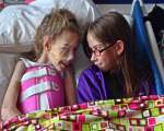 O fetita isi vede sora dupa ce a stat 65 de zile in spital