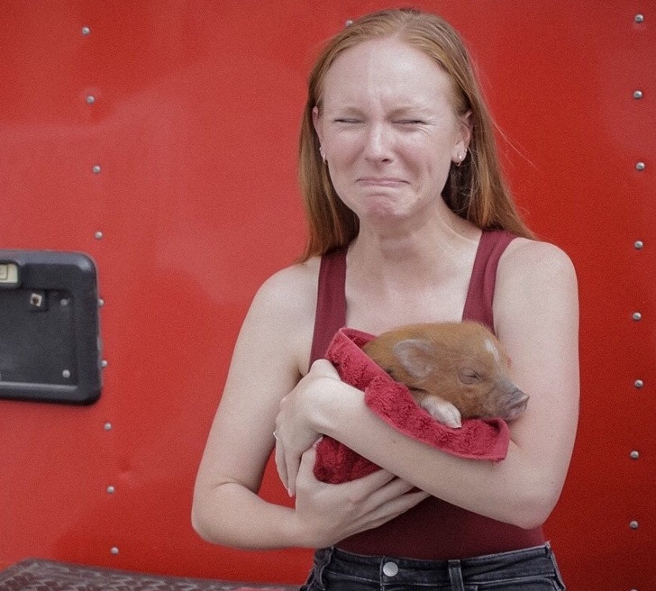 O tanara isi dorea enorm un porc pitic si a primit, in sfarsit, unul. Emotia si bucuria i se citesc pe chip