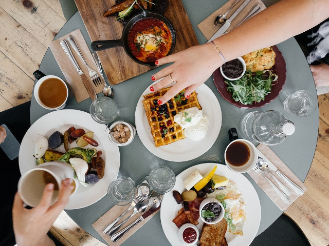 Mancatul pe fond de stres