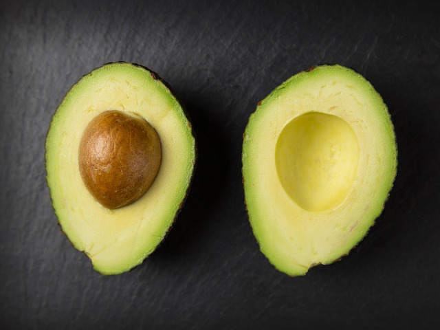 Foloseste avocado pentru a revitaliza parul uscat