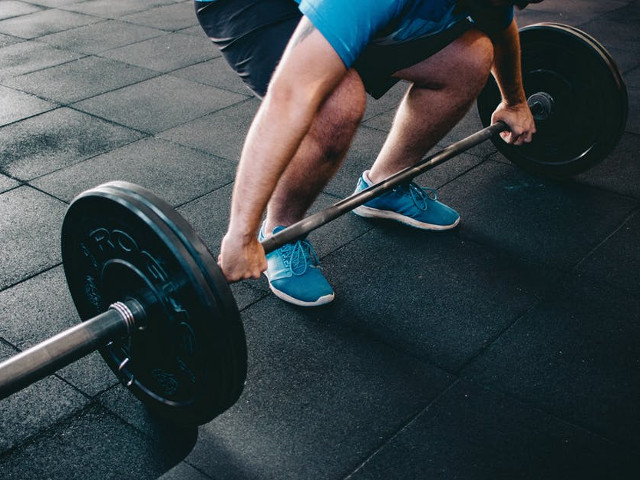 Oamenii pot ridica greutati de peste 400 de kilograme