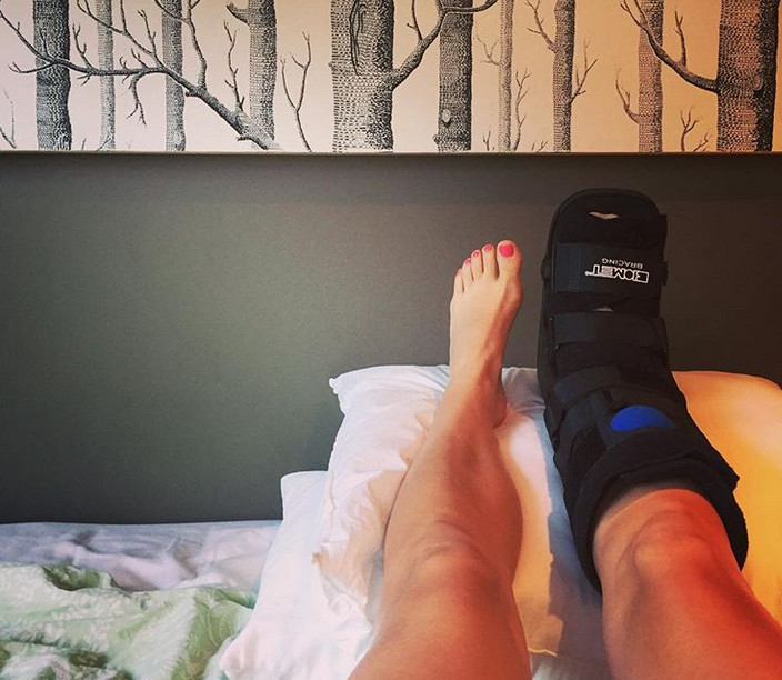 O tanara nerabdatoare sa plece in Alpii Elvetieni si-a rupt piciorul in prima zi de concediu