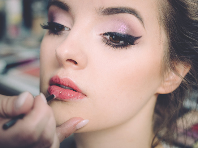 Aplica machiajul in straturi