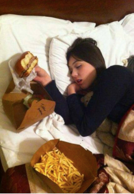 Farsa facuta unei surori in timp ce doarme. Nota: persoana in cauza este vegana