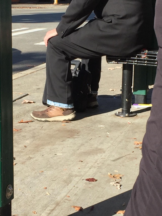 Un barbat purtand blugi pe sub costum