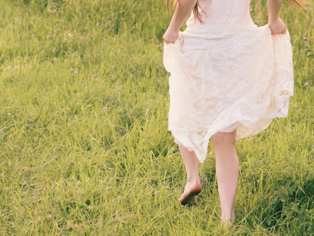 Mergi descult prin iarba