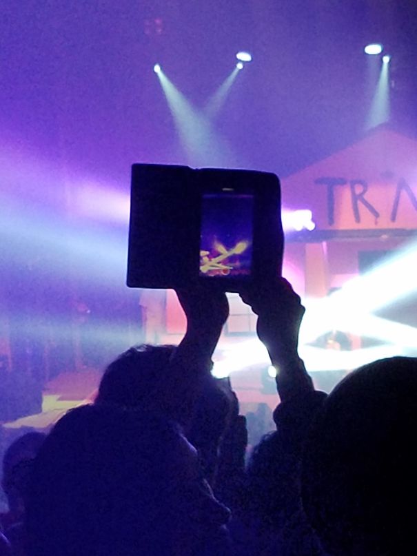 Oamenii care filmeaza la concerte si te impiedica sa vezi artistii de pe scena