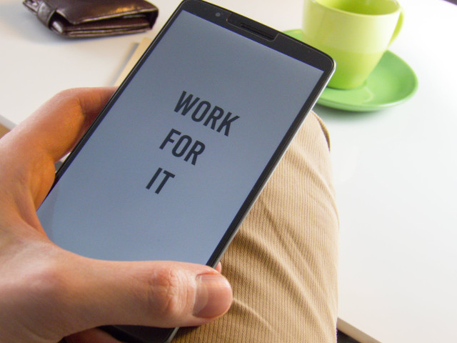 Te concentrezi asupra povestilor altor oameni si deloc pe a ta