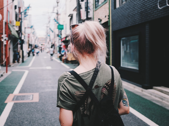 Persoanele care merg cu umerii lasati se protejeaza