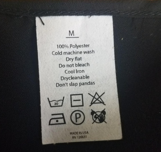 Instructiunile de spalare includ si "Nu palmuiti ursii panda"