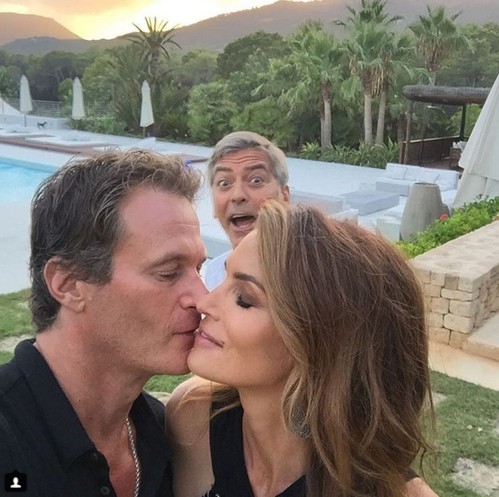 George Clooney, "strecurandu-se" intr-o imagine cu Cindy Crawford