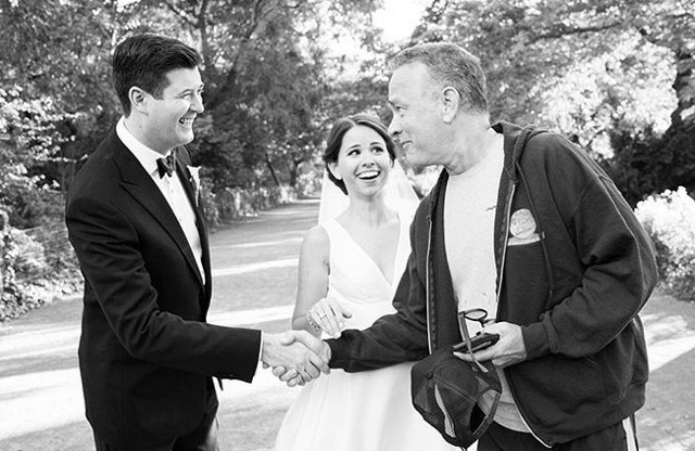 Tom Hanks este cunoscut pentru ca se strecoara in pozele oamenilor obisnuiti