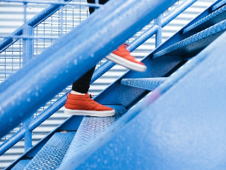 Foloseste scarile normale in locul celor rulante