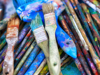 Elimina vopseaua de pe geamuri