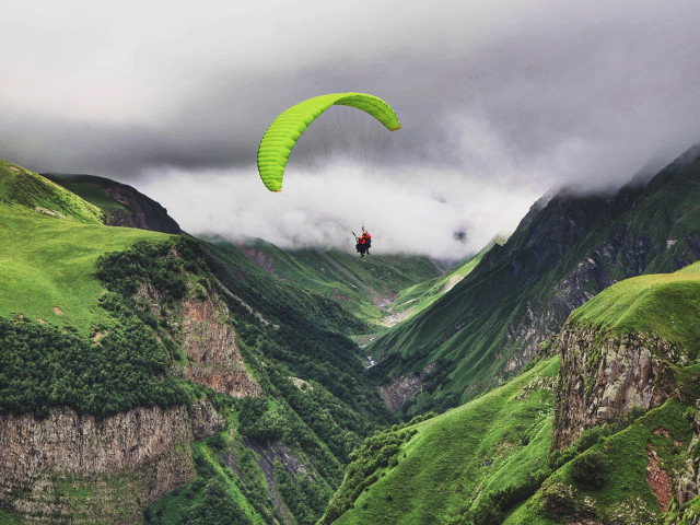 Senzatii tari: Salt cu parasuta, zbor cu parapanta sau bungee jumping