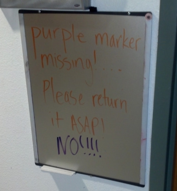 "Un marker de culoare mov lipseste. Rog returnarea sa urgent". Reactie: "Nu", scris cu mov