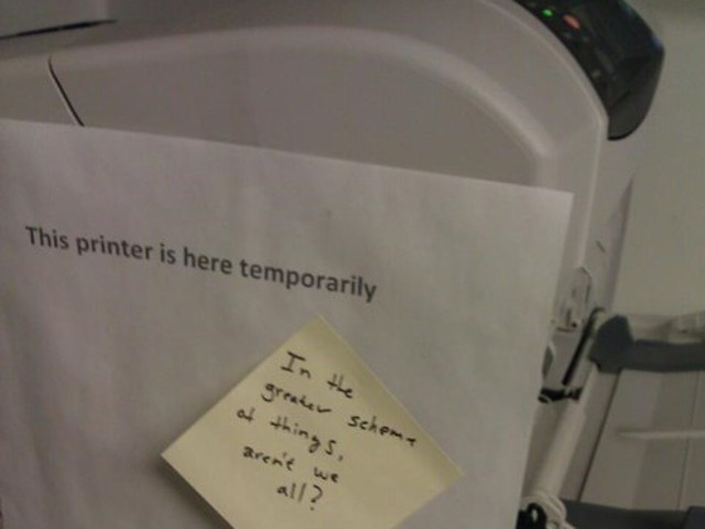 "Aceasta imprimanta este aici temporar". Reactie: "Privind in ansamblu, nu suntem toti in aceeasi situatie?"