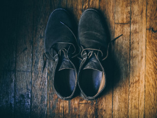 Curata incaltamintea din piele intoarsa