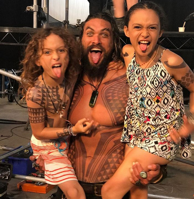 Jason Momoa nu mai e atat de dur in fata copiilor sai