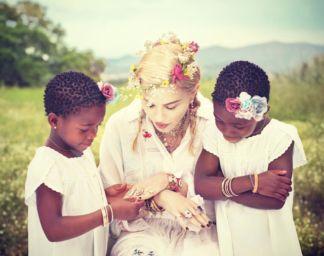 Madonna, alaturi de gemenele adoptate
