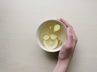 Bea o cana de apa calda cu lamaie