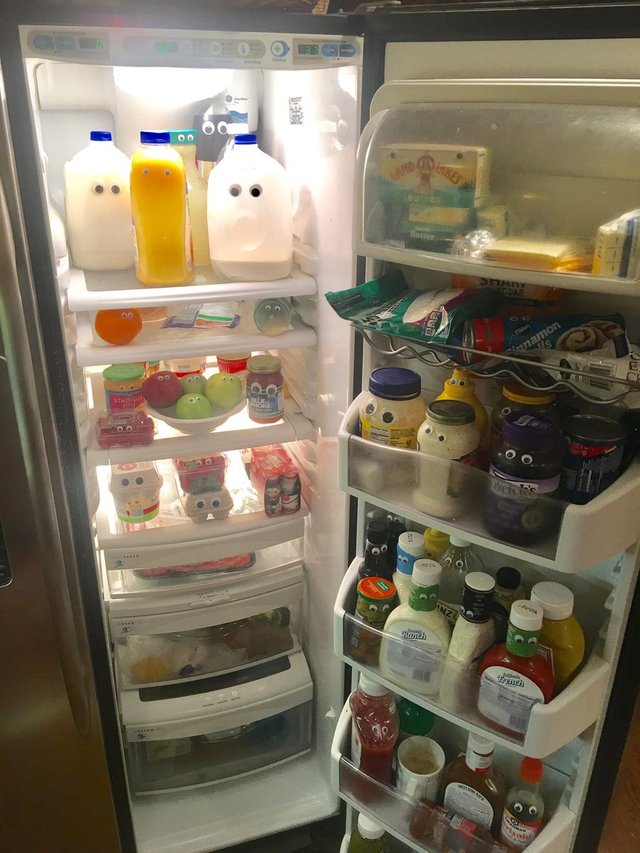 Un tata care a gasit o formula aparte pentru a-si binedispune copilul