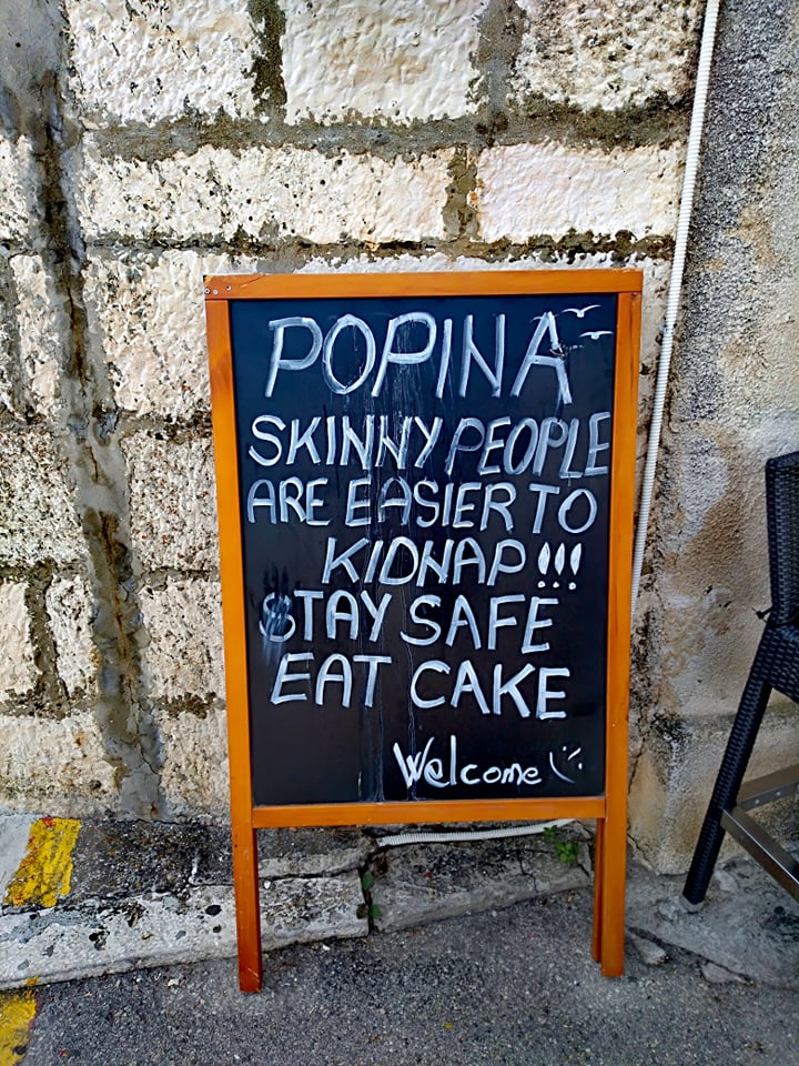 "Persoanele slabe sunt mai usor de rapit. Ramai in siguranta. Mananca prajituri"