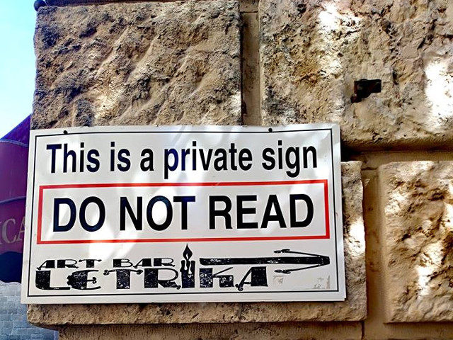 "Acesta este un semn privat. Nu il citi"