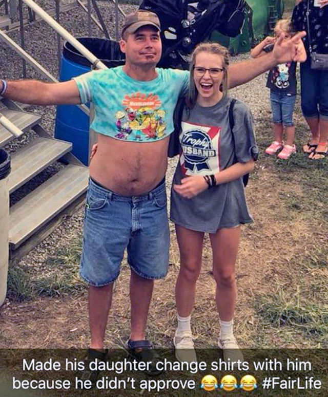 Un tata a facut schimb de tricou cu fiica sa, pentru ca nu a fost de acord sa se imbrace asa