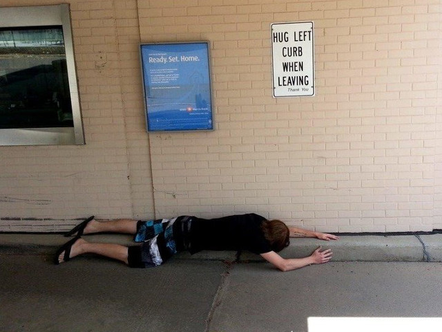 "Imbratiseaza bordura stanga la plecare"