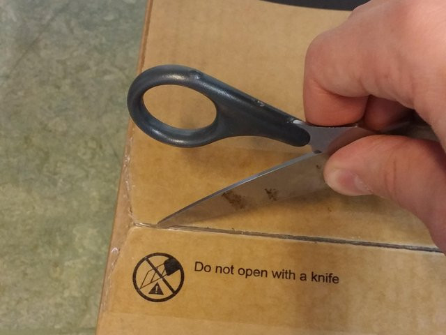 "A nu se deschide cu un cutit"