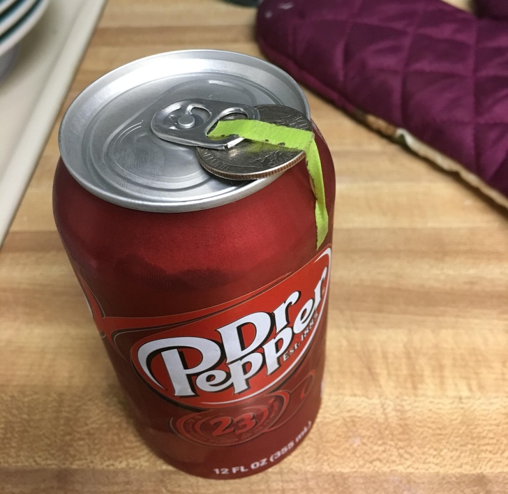 A cumparat o doza de suc de la un tonomat si a primit si un banut cu ea