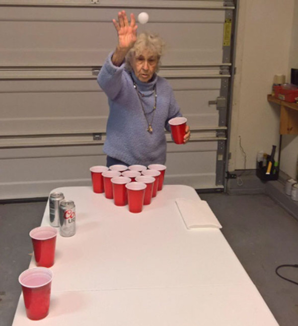 O bunica de 90 de ani care se bucura din plin de fiecare moment