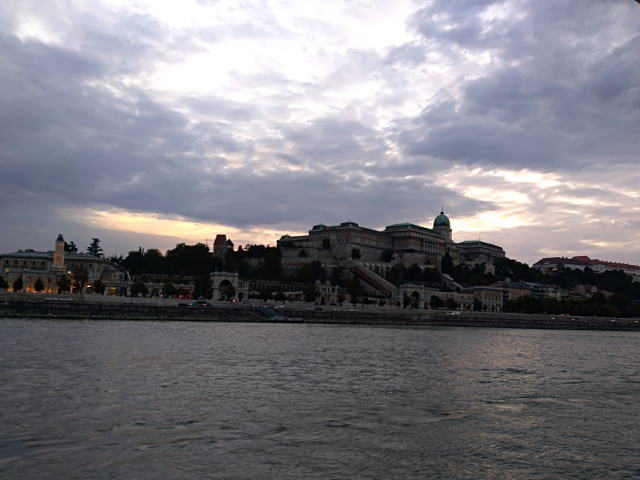 Ramai fara cuvinte...