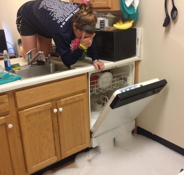 Macar nu trebuie sa mai speli podeaua