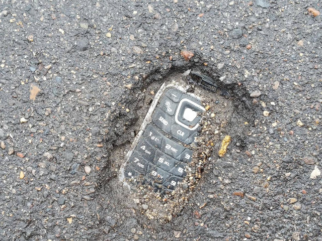Un telefon "asfaltat"