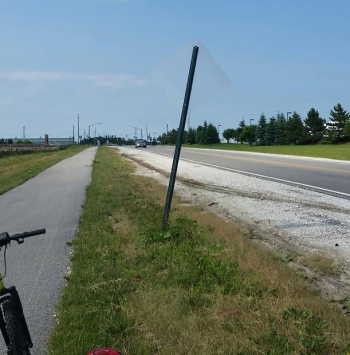 Spatele semnului auto are o culoare asemanatoare cu a cerului, motiv pentru care pare invizibil