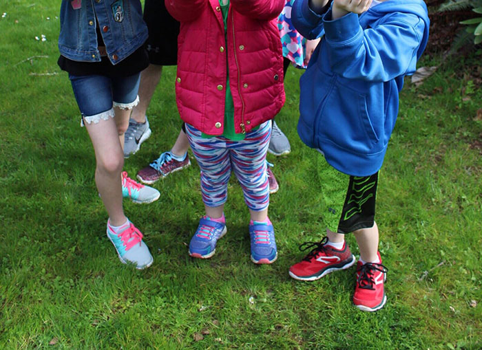 Pantalonii copilului din dreapta se "contopesc" cu natura