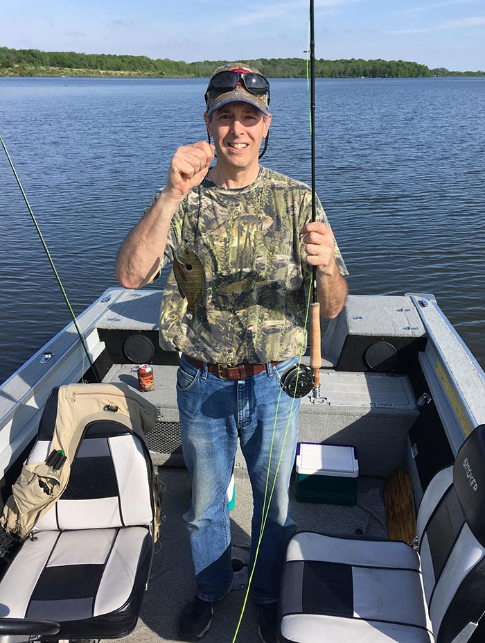 Pestele si tricoul pescarului au aceleasi nuante