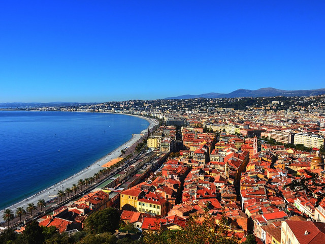 Orasul de pe coasta Marii Mediterane, situat la poalele Alpilor Maritimi