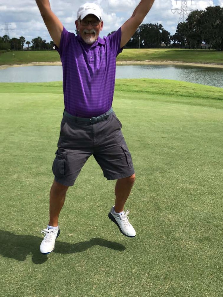 Dupa 50 de ani de jucat golf, acest barbat a introdus mingea in gaura dintr-o sigura lovitura