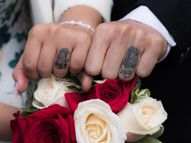 Initiala celuilalt, in loc de verigheta