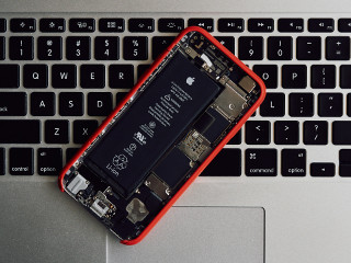 Nu cureti interiorul telefonului