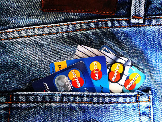 Minciuna: "Banii mei sunt banii tai"