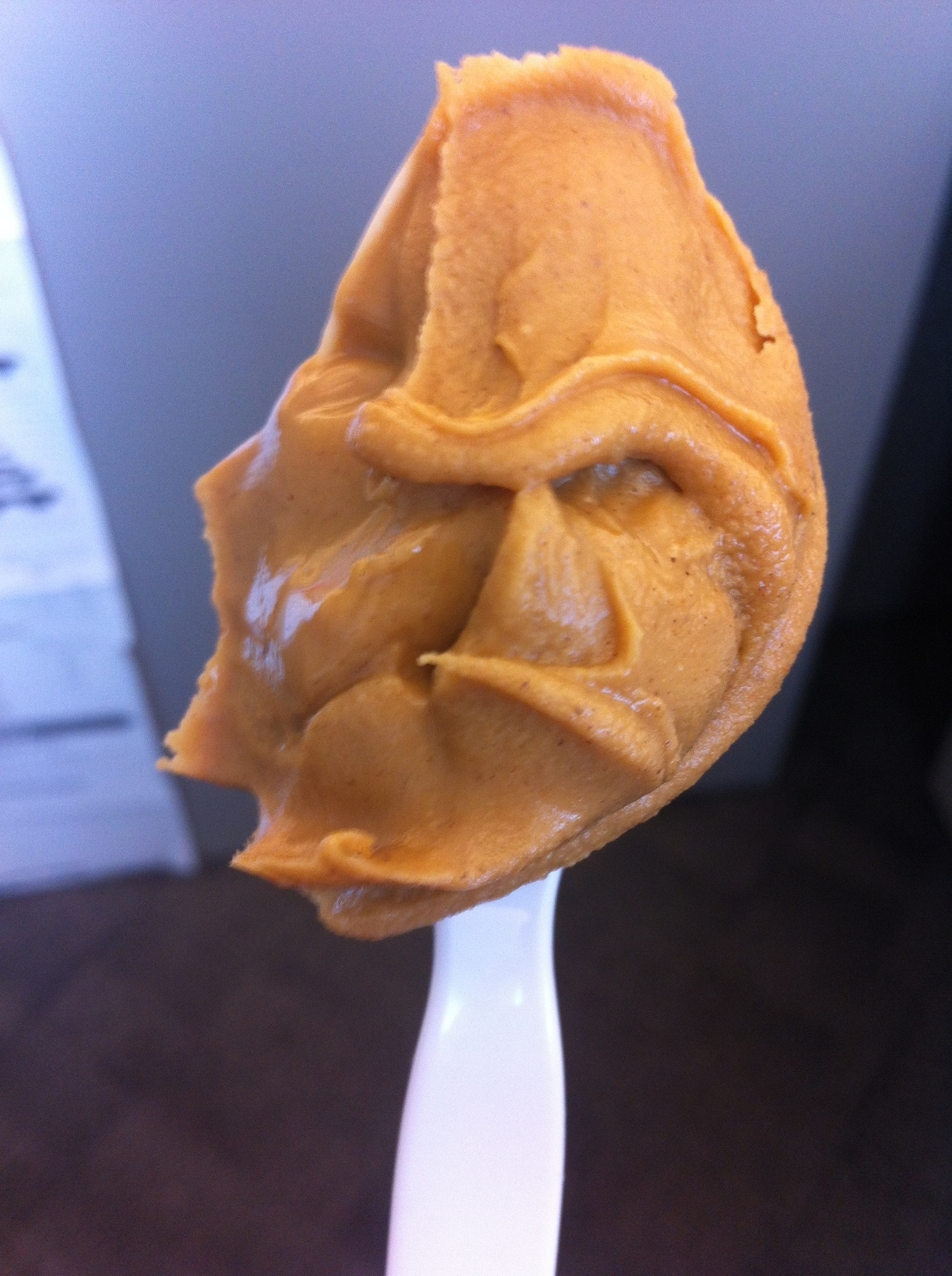 Un unt de arahide putin nervos